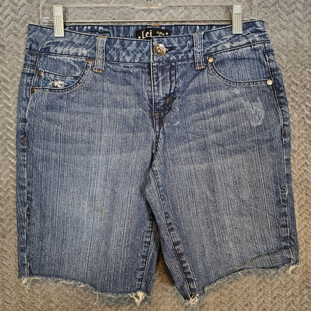 lei Ashley Trouble Women Junior 5 Blue Denim Embroidered Frayed Bermuda Shorts